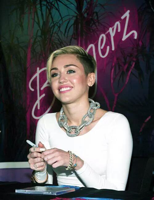 driveregui's tweet image. Premios 
Nominaciones
Romper récords
Entrevistas 
Conciertos 
NEW ÁLBUM
MILEY IS COMING