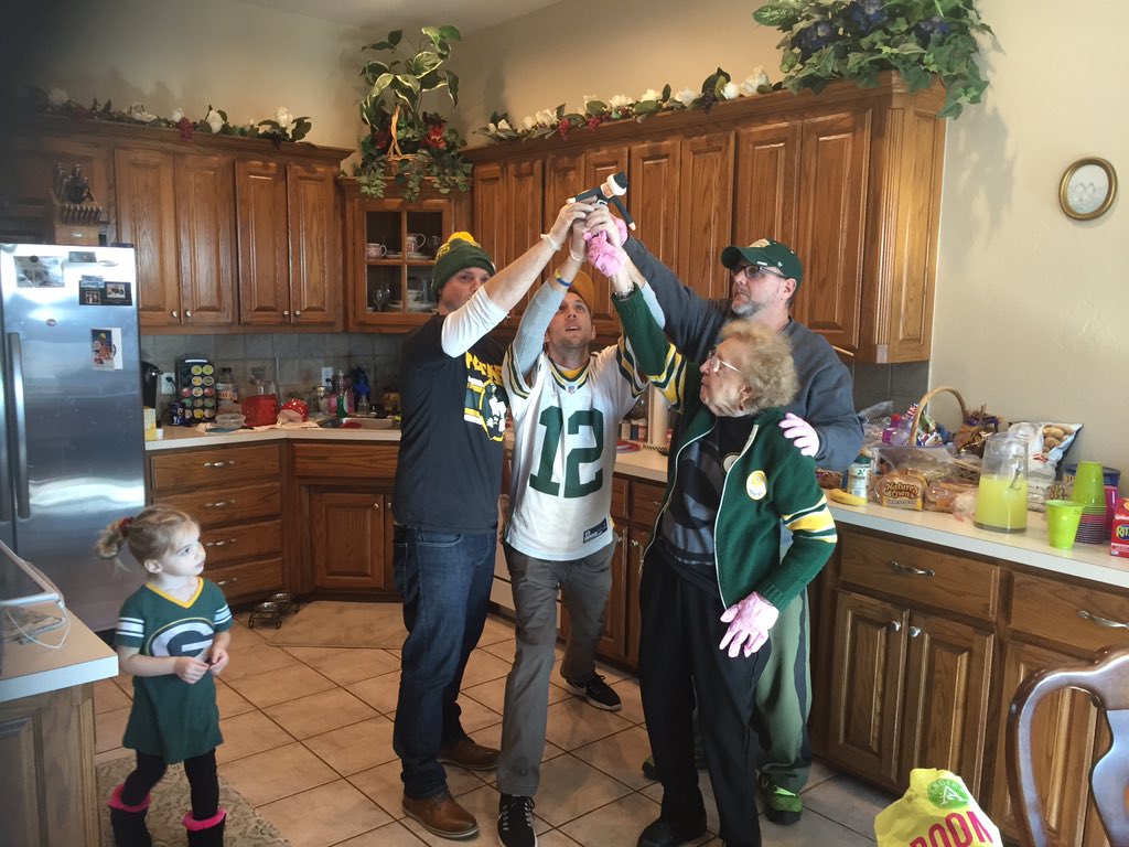 cschmidt054's tweet image. #gopackgo #rodgerselfie #playoffmagic
