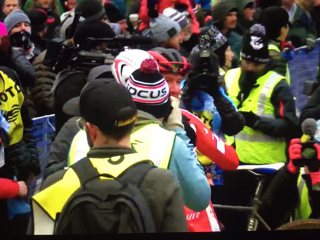 Scanachi's tweet image. @JeremyPowers is a good winner as he hugs @logansowen after he won #CXNats2016 ! #Respect
