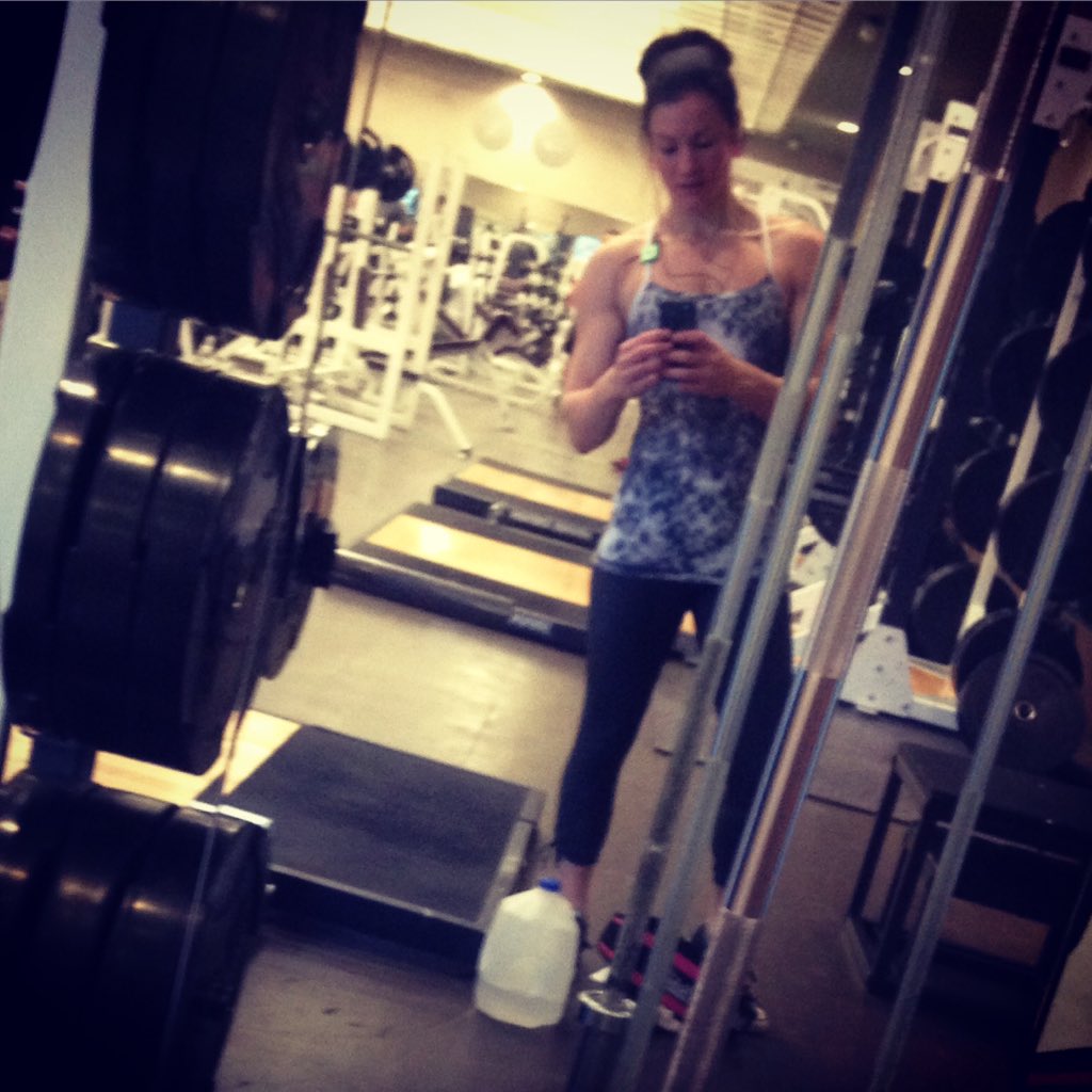 AndiWilliams199's tweet photo. #backday #ohhi #fitfam #fitmomofthree https://t.co/HqxchRYY2O