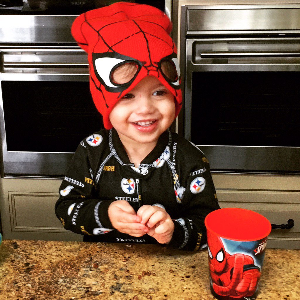 mariolopezviva's tweet photo. Breakfast with 1/2 SpiderMan/SteelerMan...

#NicoSuave https://t.co/D3kYqk5K4J