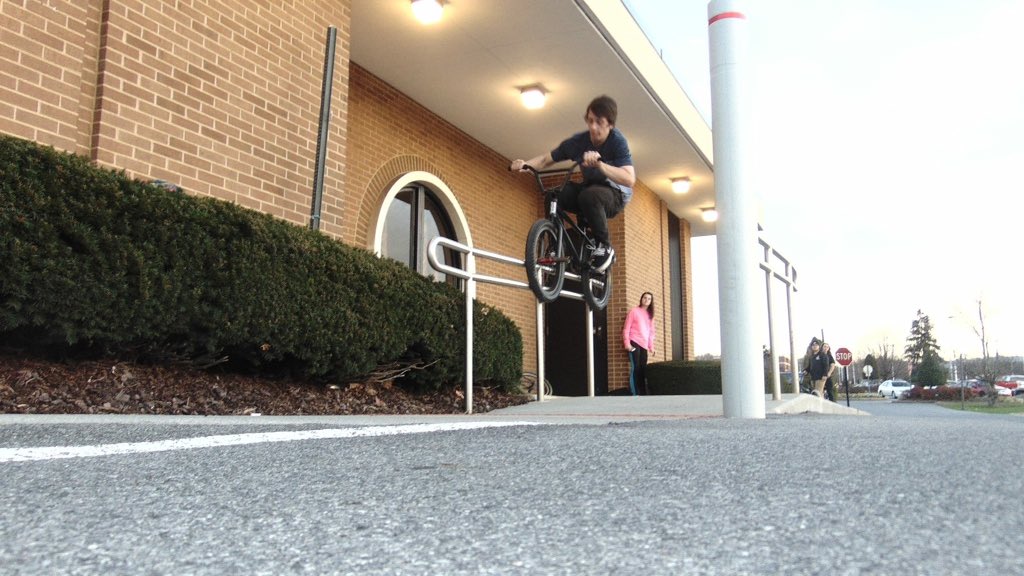 Final_Crew's tweet photo. @bwaluciano with the pegs #bmx https://t.co/nvrv61MbvP