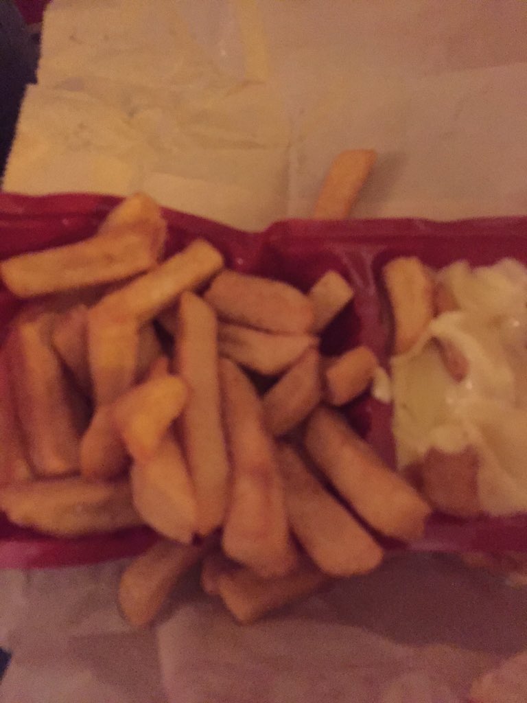 MeulderLisa's tweet photo. Lekker patat eten op #feest https://t.co/UUZRKdMsEH