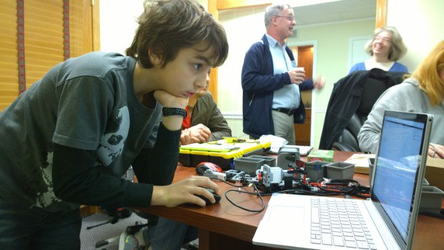 RobotsInHeels's tweet photo. Having #hacksunday fun with #LegoMindstorms https://t.co/IDLIT3b7gV