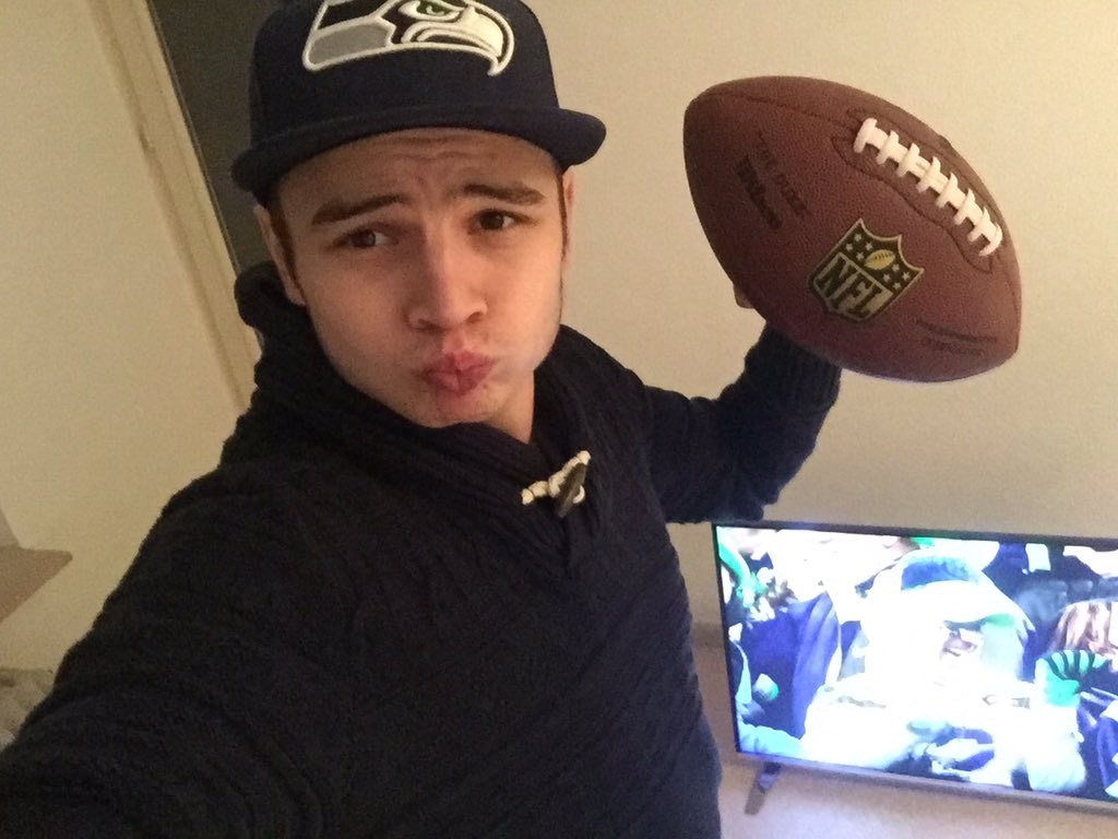 mustafa_cint's tweet photo. #SEAvsMIN #ranNFL Ready for the game !🏈 @Icke41 https://t.co/y7YRyduRei