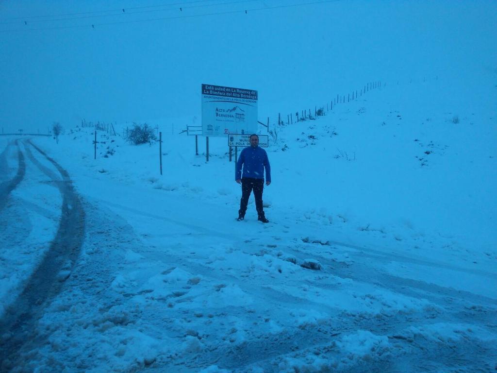 victorg2015's tweet photo. Viendo nieve con @aitorgo2015 @mcgmario @FerCirculitos https://t.co/UyF2AmI2dj