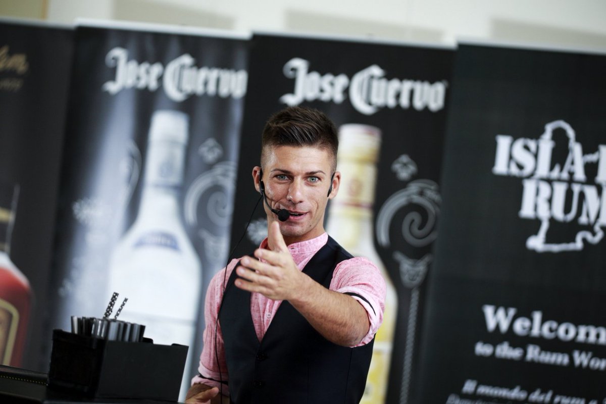 A #FoodAndPastry 2015 anche Bruno Vanzan, campione di flair bartending bit.ly/FAndP