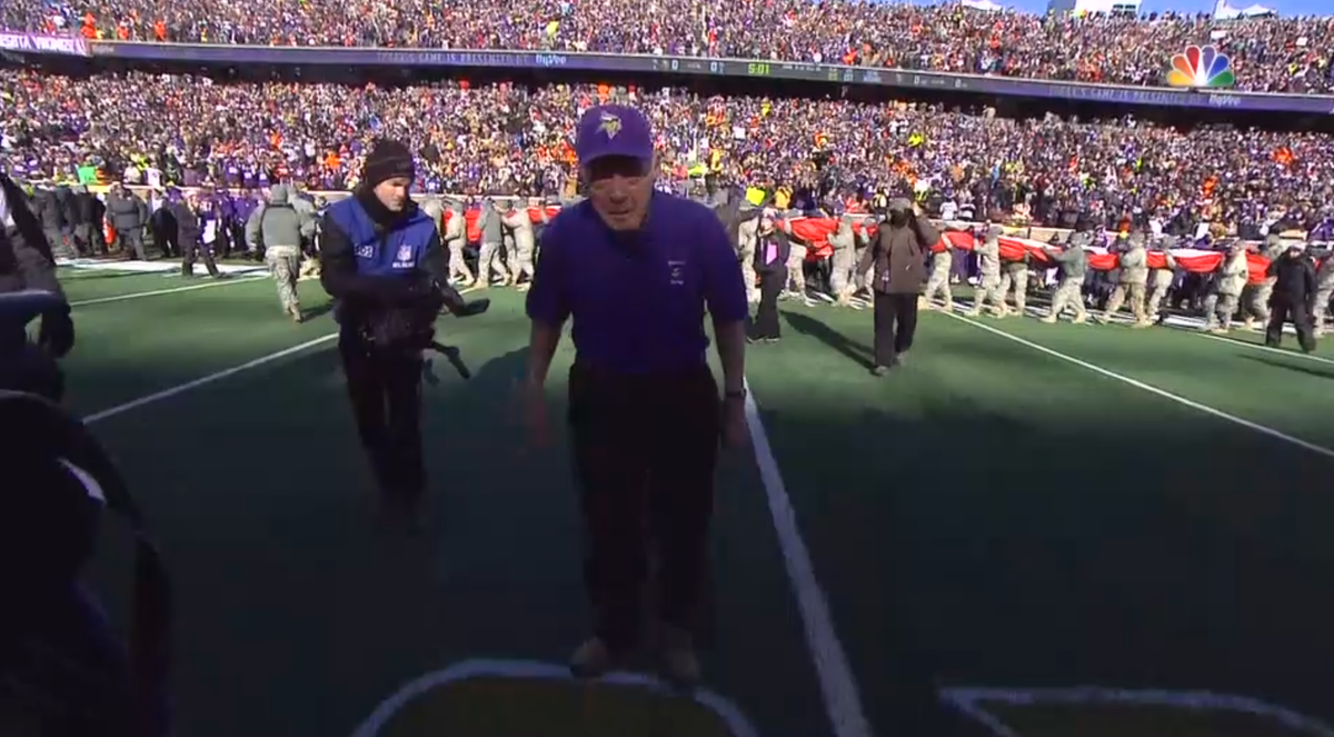 SNFonNBC's tweet photo. Bud Grant is in a polo. Legend. #SEAvsMIN https://t.co/Ol22C7GUV1