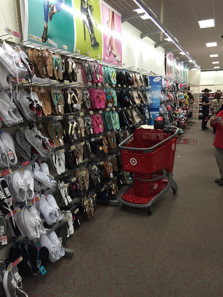 ThunderCam06's tweet photo. Shoe brand team member rocking shoe wall this morning ! #flexedandfull #t2357 #397instocksfever https://t.co/j6ErZdJYuD