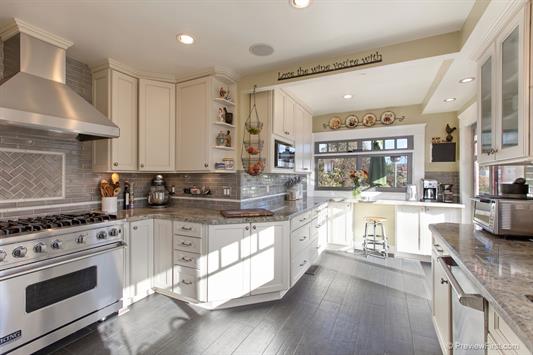 celestedunn's tweet image. 1st Open Today 1-4
1040 Johnson Av $889,000
Beautiful Craftsman,3bd/2ba,new kitchen 
3D tour ow.ly/WQNND