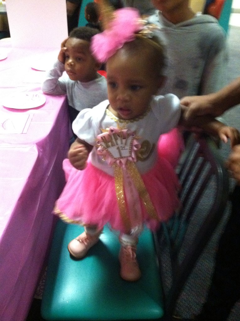 coriiMOMMY's tweet photo. I can't never get a good picture but late upload her party tho😘 https://t.co/SgHNYViQox