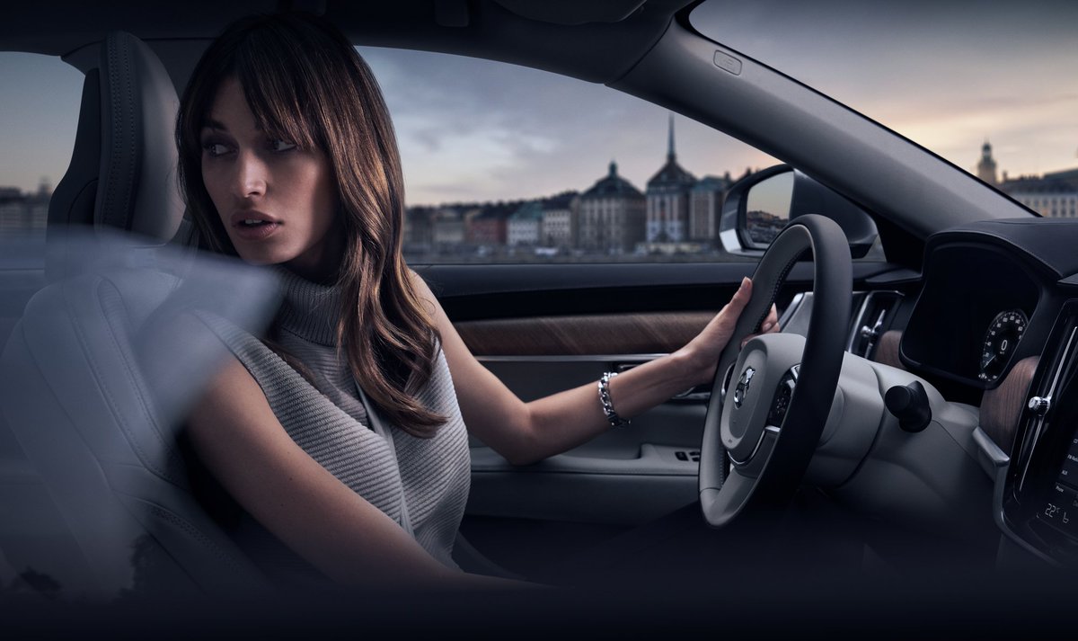 De blik wanneer je ontdekt dat ze allemaal smachtend naar jouw #Volvo kijken!