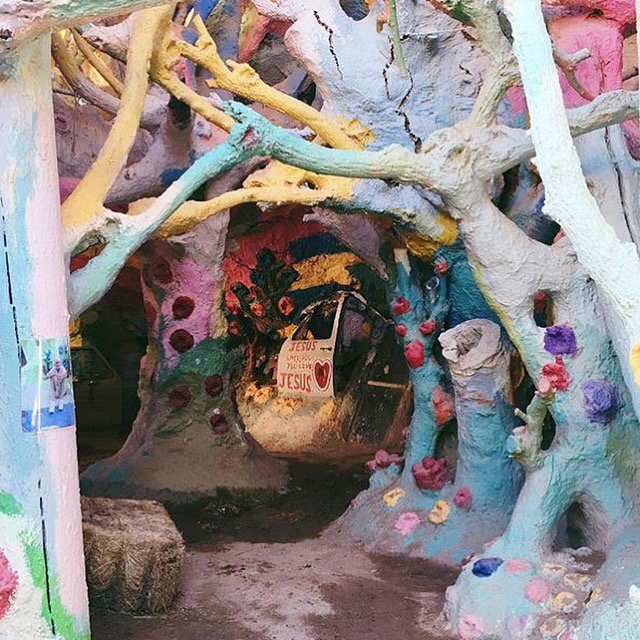 daisflower5698's tweet photo. Take me here #salvationmountain https://t.co/vyw1jHEliV