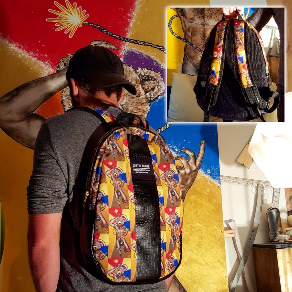 justinsears's tweet photo. Finished the Tom Bomb backpack, my fingers are dead but way worth it :-)
#art #streetwear
https://t.co/nzNDEJBVdr https://t.co/nk9CPS8PP2
