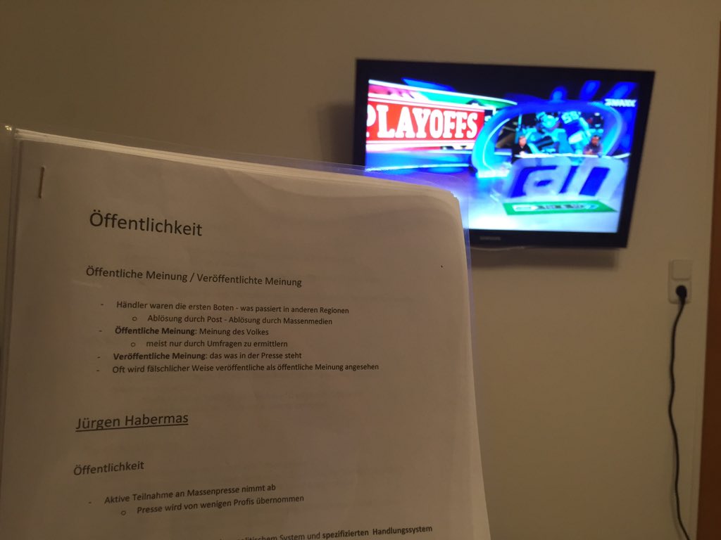 Dennish920's tweet photo. Jeden verdammten Sonntag die Frage: Lernen oder doch lieber Football schauen? #ranNFL #jedenverdammtenSonntag https://t.co/OtXjTP3cZF
