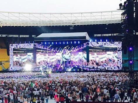 1DStreetteamAUT's tweet photo. If in doubt about who are the best fans in the world just take a look at this #OneDBestFans2016 (not only 2016...) https://t.co/kD3XEXU49H