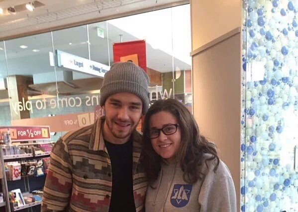 bestliamotrat's tweet photo. liam with a fan today in Los Angeles, California #LiamUpdates https://t.co/nzcSBkHUqw