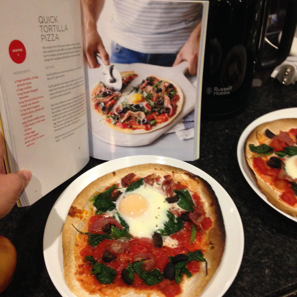 veeves87's tweet photo. @thebodycoach perfect Sunday night pizzas. Another delicious recipe before another morning HIIT session. #Leanin15 https://t.co/So4NX5lykO