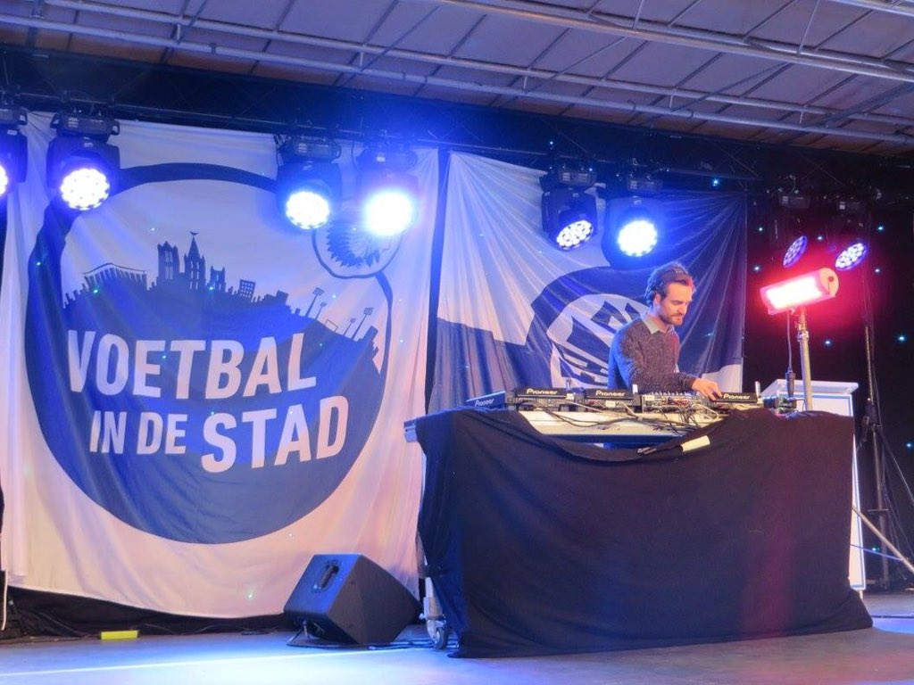 kaagentfdn's tweet photo. Bedankt @Neonbelgium voor de fijne set tijdens de Gentse #nieuwjaarsdrink! #COBW #Gent2016 #iedereenbuffalo https://t.co/x6Zlpt8aQc