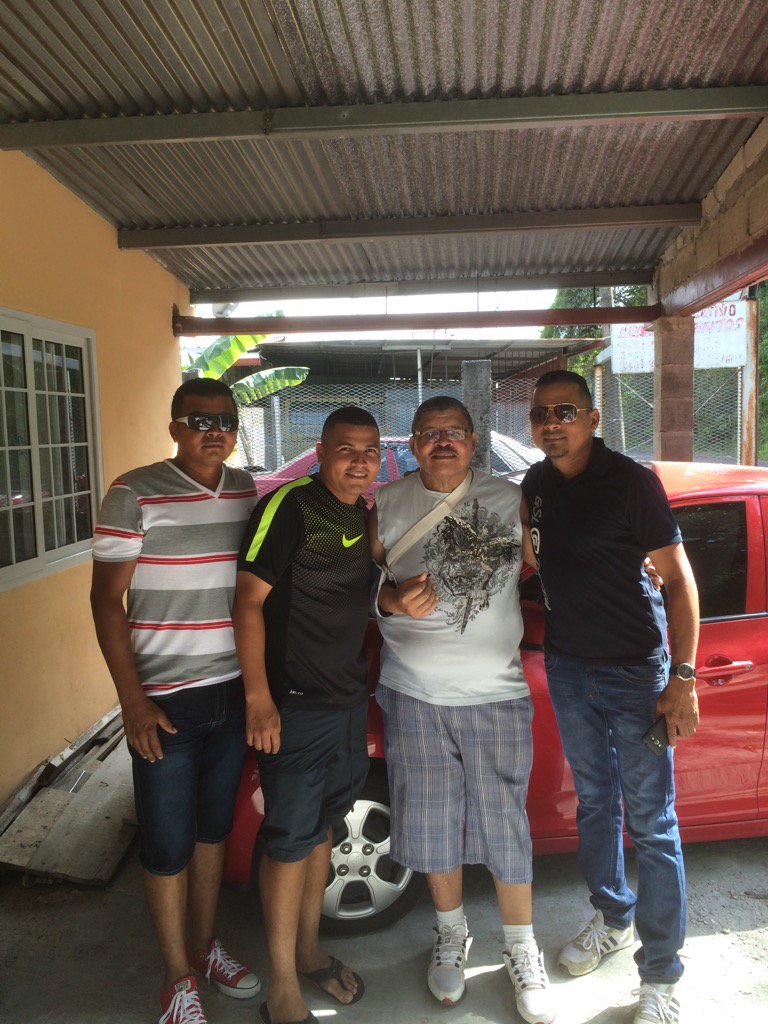 Los hijos de <a href="/ProfeGiraldo/">LUIS ALBERTO GIRALDO🇵🇪🇵🇦</a> celebrando cumpleaños de <a href="/lucho1077/">LUIS GIRALDO ORTIZ</a>