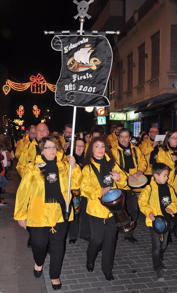 MorosdeElda's tweet photo. Gran desfile de las Agrupaciones musicales de las comparsas y gran final con Las calles se llenan de mil colores. https://t.co/hMXvRGlGCC