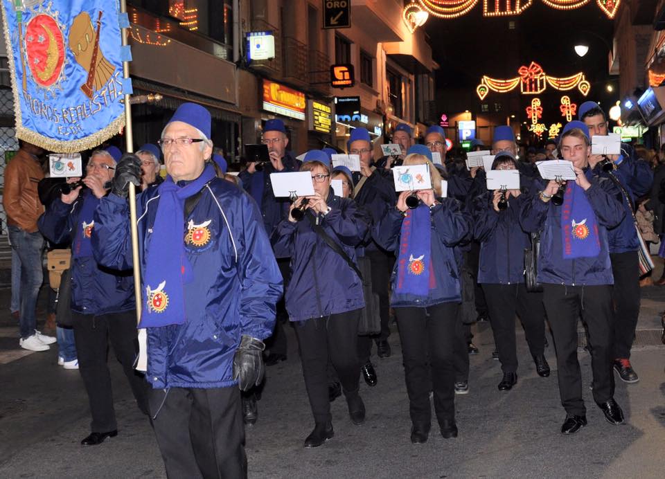 MorosdeElda's tweet photo. Gran desfile de las Agrupaciones musicales de las comparsas y gran final con Las calles se llenan de mil colores. https://t.co/hMXvRGlGCC