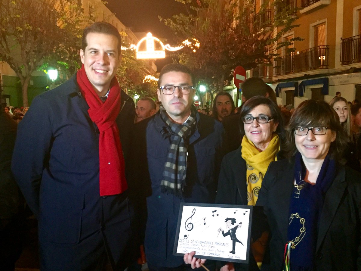 MorosdeElda's tweet photo. Gran desfile de las Agrupaciones musicales de las comparsas y gran final con Las calles se llenan de mil colores. https://t.co/hMXvRGlGCC