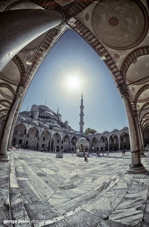 منظر رائع لفناء جامع السلطان أحمد في اسطنبول بـ تركيا. CYYnCfLWEAANuO3