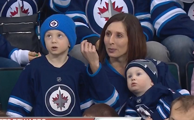 TalPinch's tweet photo. Confession: I emailed my mom after seeing this woman at the Jets game. #JetsMom https://t.co/yUzrrO79HC