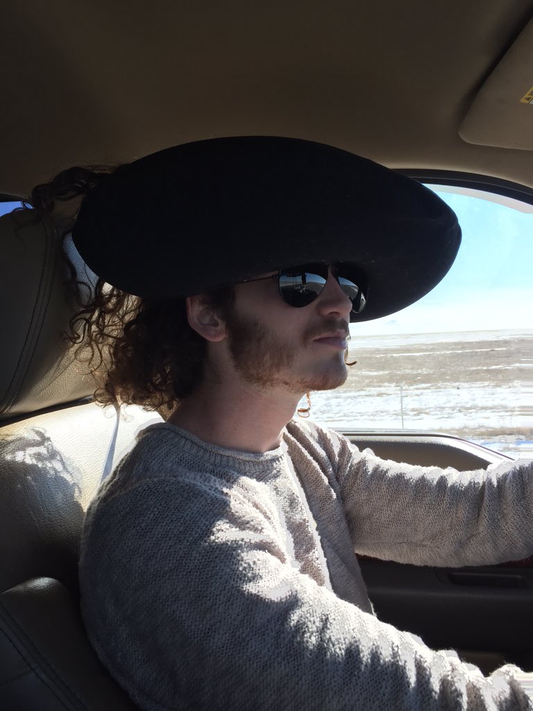 HaleyHippie's tweet photo. "this helps with the sun" https://t.co/vcgOfbrOIG