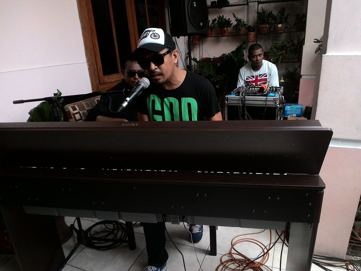 Amazing Grace, dari Glenn Fredly untuk Oma Maartje Izaak <a href="/GlennFredly/">Latuihamallo</a> @irfanramly @anggasasongko