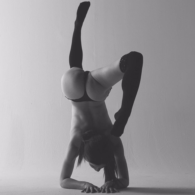 Dear Mother, I told you all those gymnastic lessons would pay off 😂🙈😝 #bendyflexi #facedownassup https://t<a href="/tag/facedownassup"class="tags"><span>#facedownassup</span></a><a href="/tag/bendyflexi"class="tags"><span>#bendyflexi</span></a>