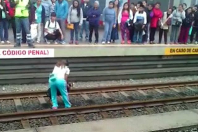 pepegrillocom's tweet photo. ¿Harías lo mismo? Mujer se lanza a las vías del metro para salvar a un perro.

https://t.co/uc8hNRYQO3 https://t.co/AYvrWvAkF0