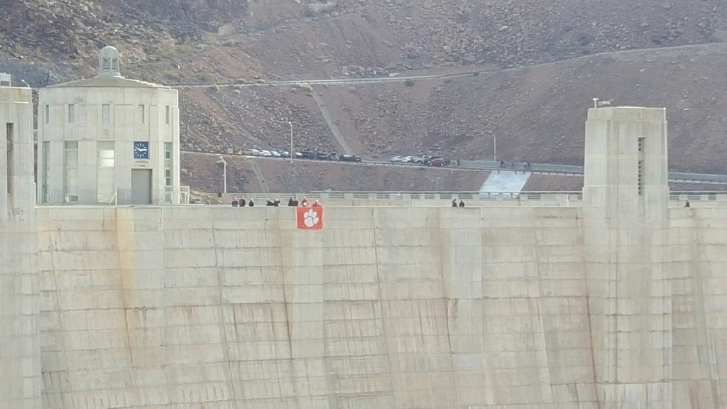 SamInteractive's tweet photo. Seems #Clemson fans have claimed the Hoover Dam for the Tigers. #NationalChampionship (credit Tracy J from ATL) https://t.co/rifTni4K2E