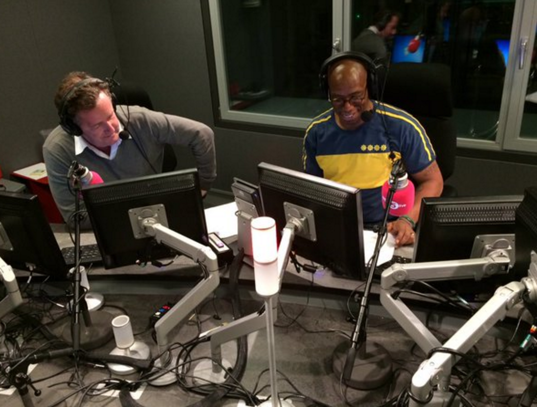 .<a href="/IanWright0/">Ian Wright</a> ex estrella del <a href="/Arsenal/">Arsenal</a> conduciendo el programa deportivo <a href="/bbc606/">BBC 606</a> con la gloriosa Azul y Oro