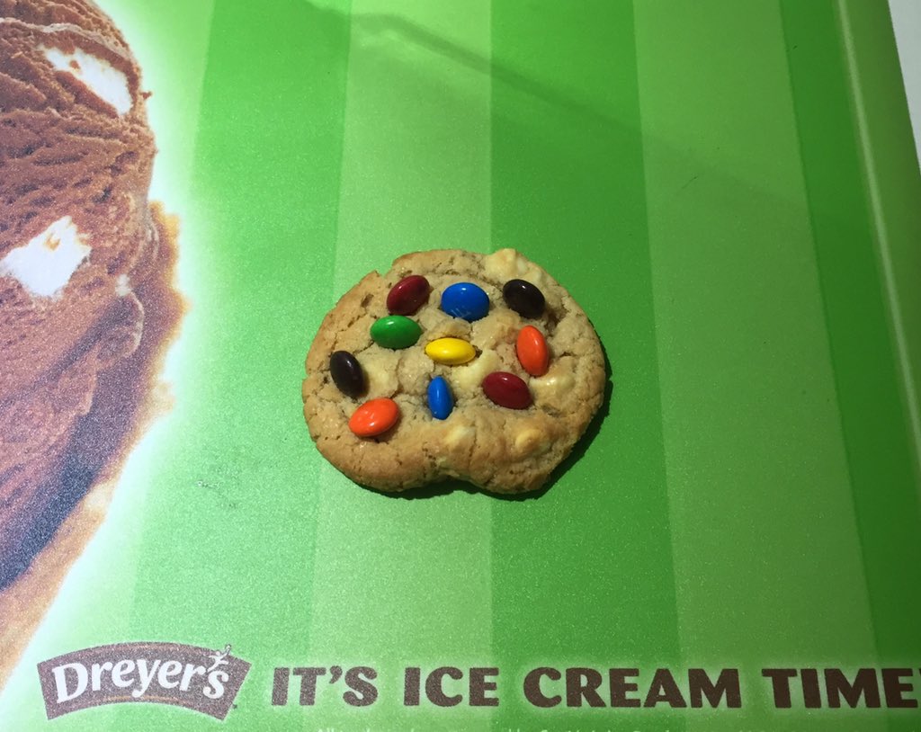 DreyersDF's tweet photo. Galleta de macadamia con m&amp;m's https://t.co/s1LhzvBfJf