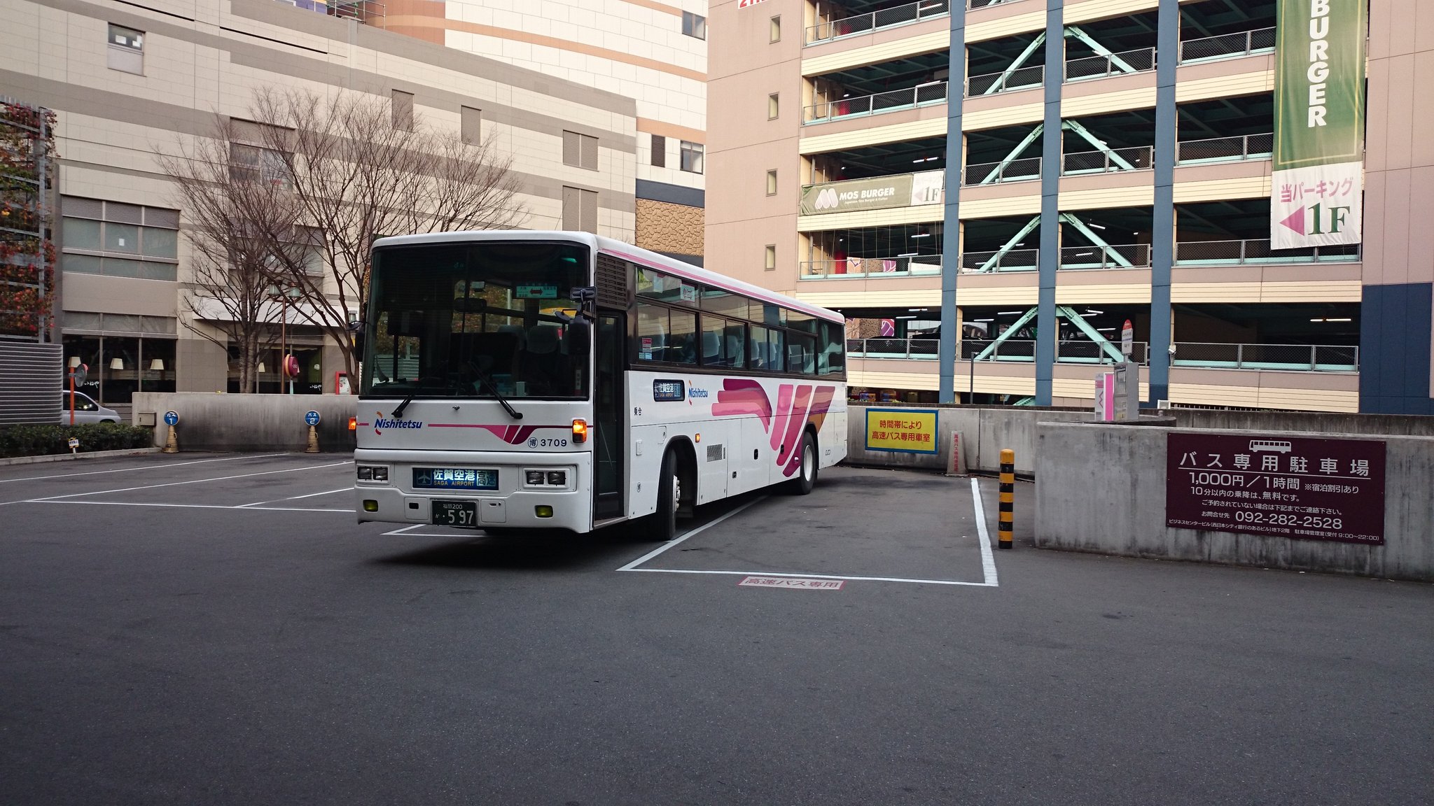 おけら キャナルシティ博多のバス駐車場 西鉄バスは 福岡 佐賀空港上海行き接続バスのみ運行 T Co Cmqxo9jkju キャナルシティ博多0853発の佐賀空港行きは西鉄3709で運行 乗車0名 天神からは2名乗車 T Co 1q7bw4bvqc Twitter