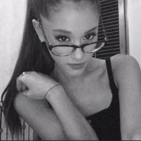 emmanue52684635's tweet photo. I love u ❤ ❤ ❤ ❤ ❤ @ArianaGrande https://t.co/4o8CmcjJNk