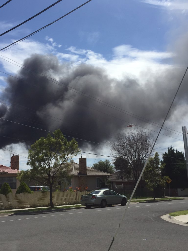 jen_stratton's tweet image. My god its that massive they have sent two Elvis water bomber helicopters #Broadmeadows #tyrefire