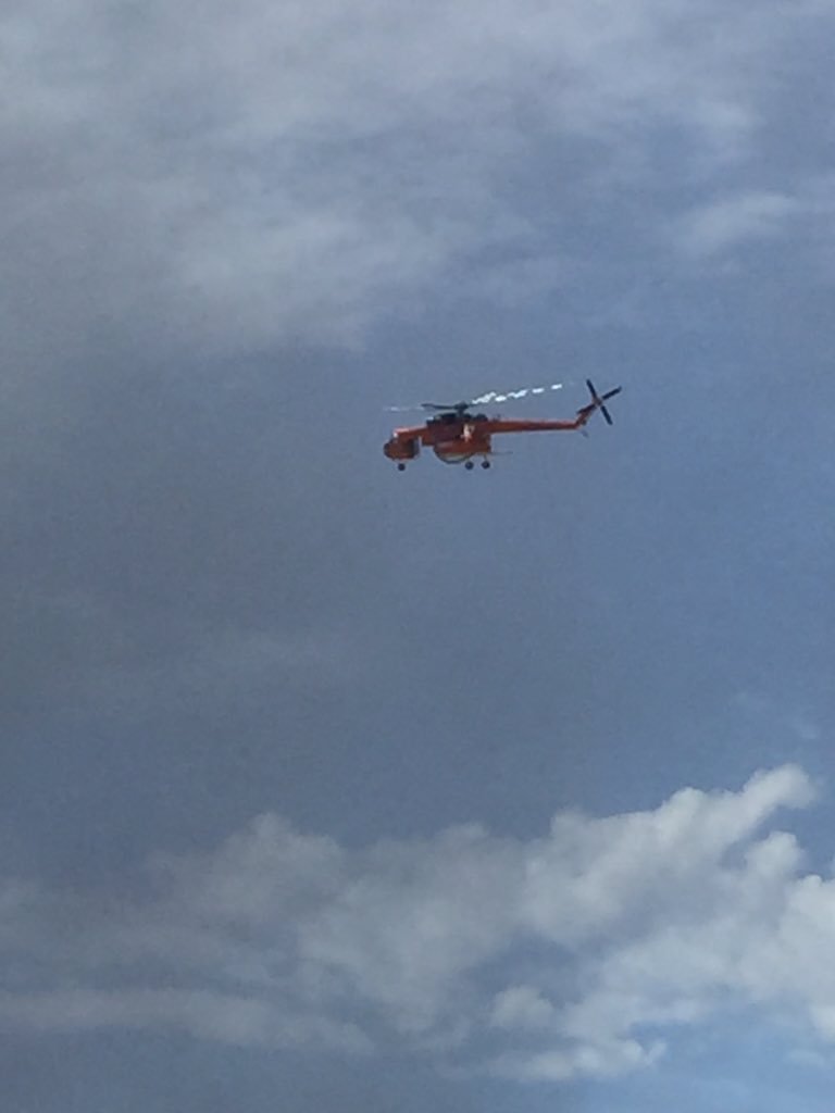 jen_stratton's tweet image. My god its that massive they have sent two Elvis water bomber helicopters #Broadmeadows #tyrefire