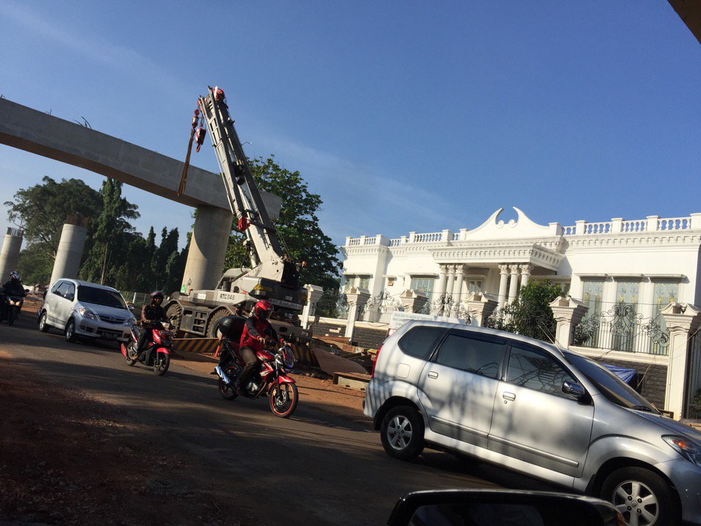Jalan Layang dibangun di Jakarta Selatan. Sayapnya masuk ke halaman warga di tepi jalan dan menuai protes
