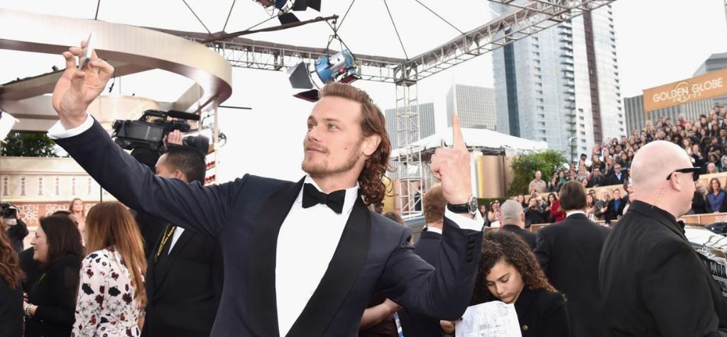 IMDb's tweet image. #Outlander's Sam Heughan snapping a selfie from the #GoldenGlobes red carpet: imdb.to/1PYym1y