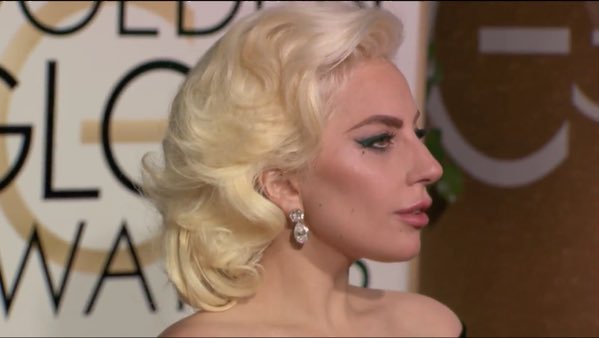 PortalGagaBra's tweet photo. Lady Gaga posando para os fotógrafos no tapete vermelho. 

#LadyGagaAtGoldenGlobes 
#GoldenGlobes https://t.co/ykZTjtaZ8w