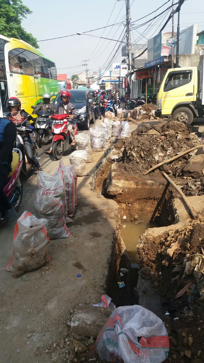 Ada galian pln di kawasan ciburuik sehingga menghambat arus lalin,kepadatan smpai bundaran cibiru sampai Ah Nasution