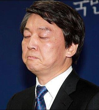 죄인이가 철수의 신당창당식에
화환을 보냈는데 이제 적군이 된
것들끼리 뭔 짓들을 하는건지~
도대체 이 작자들 속샘에 무슨
꿍꿍이가 있는건지?
죄인아!!!죄인아!!!있을때 잘하지😬
철수야 이제 다시는 속지마라😈