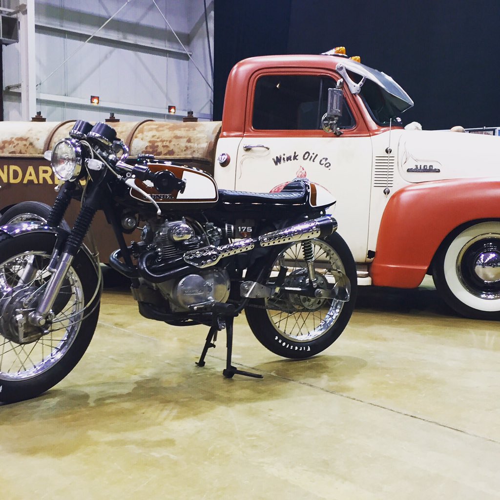 DSMVBN's tweet photo. DSMVBN at the Retro Rewind #vintagemotorcyle #caferacer #scrambler #honda #hookerheader https://t.co/e898lkB4oo