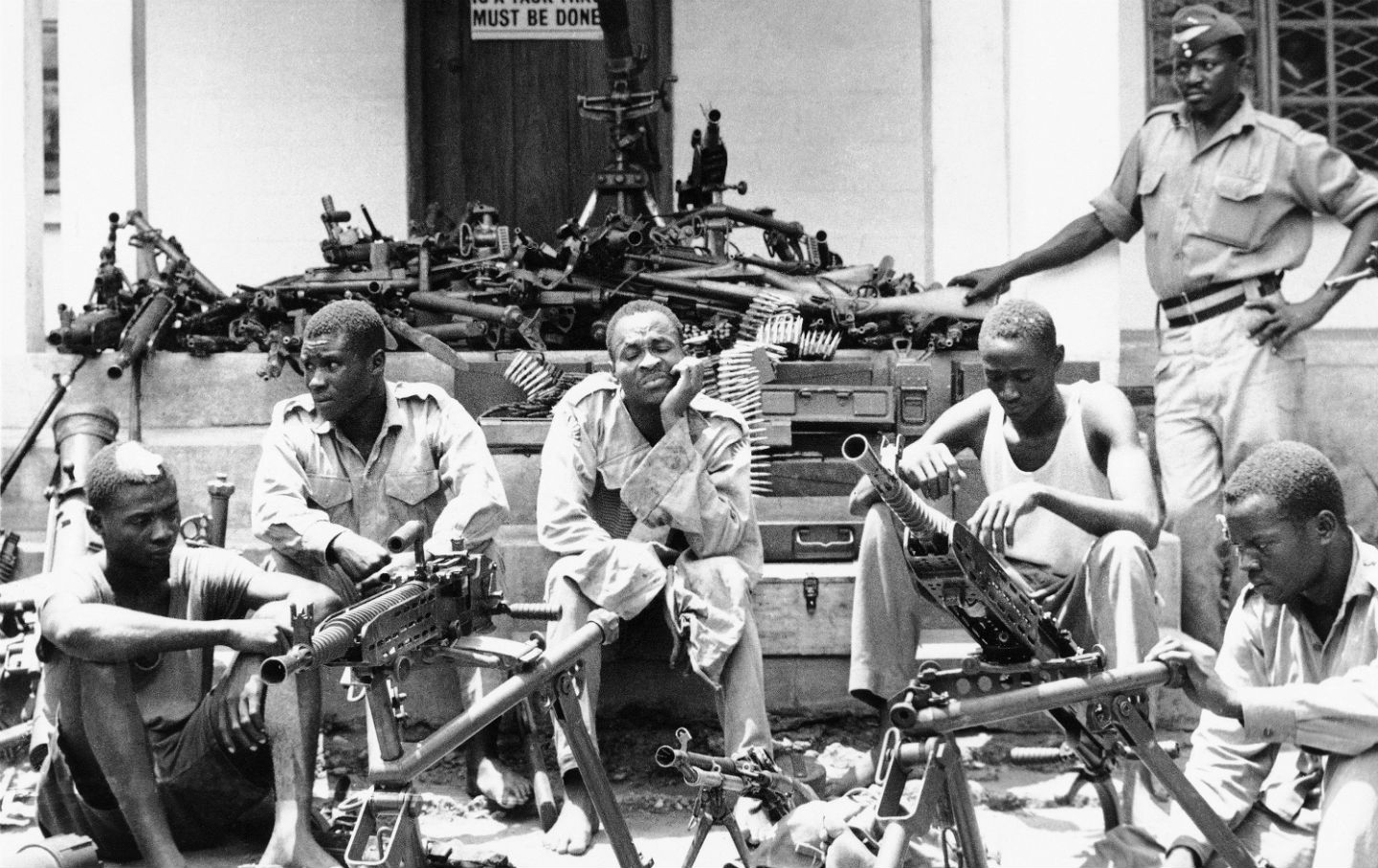 オミーズの辞典 ビアフラ戦争 その13 1970年 ビアフラ共和国 のリーダーであったオジュク大佐はコートジボワールに亡命 リーダーを失ったビアフラ軍は総崩れとなり 同年1月9日に降伏した 降伏時 既にビアフラ側の死者は150万人を越えていた オミーズの辞典 ビアフラ戦争 その13 1970年 ビアフラ共和国 のリーダーであったオジュク大佐はコートジボワールに亡命 リーダーを失ったビアフラ軍は総崩れとなり 同年1月9日に降伏した 降伏時 既にビアフラ側の死者は150万人を越えていた