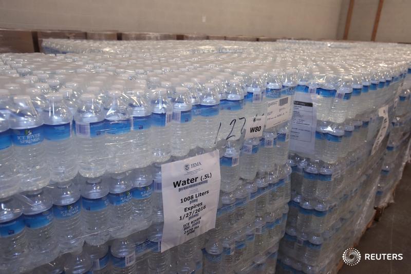 ReutersUS's tweet photo. Obama declares emergency in Michigan over lead-contaminated drinking water: White House. https://t.co/wbJpXgPdg7 https://t.co/x5EGrsTV33