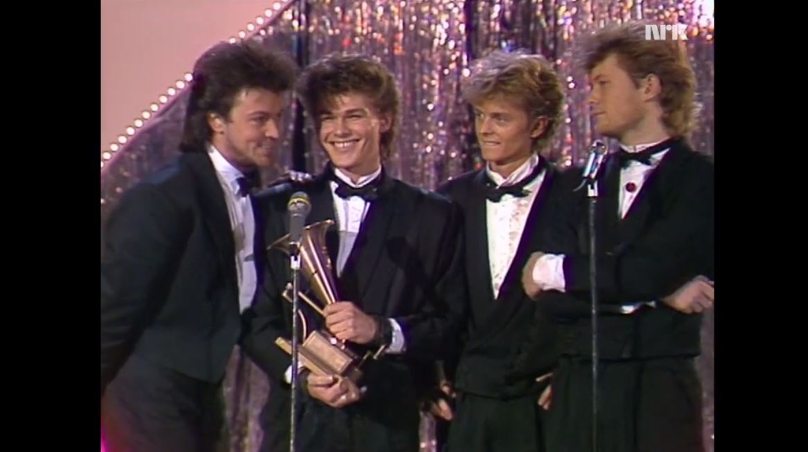 nrk 18/1-1986: Paul Young gir prisen for Årets spellemann til a-ha tv.nrk.no/serie/spellema… <a href="/aha_com/">a-ha</a> <a href="/PaulYoungParlez/">Paul Young</a>