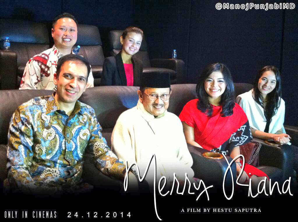 chelseaislan's tweet photo. Photo 1 Tahun yang lalu di @MD_Pictures bersama Eyang Habibie, Pak @ManojPunjabiMD, Mbak @MerryRiana &amp; @kimbrlyryder https://t.co/aAEV2PuxW4